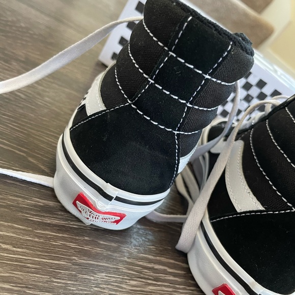Like New! Vans Skate Sk8-Hi Black/White Sneakers - Unisex (Boys Size 5) - Picture 4 of 10